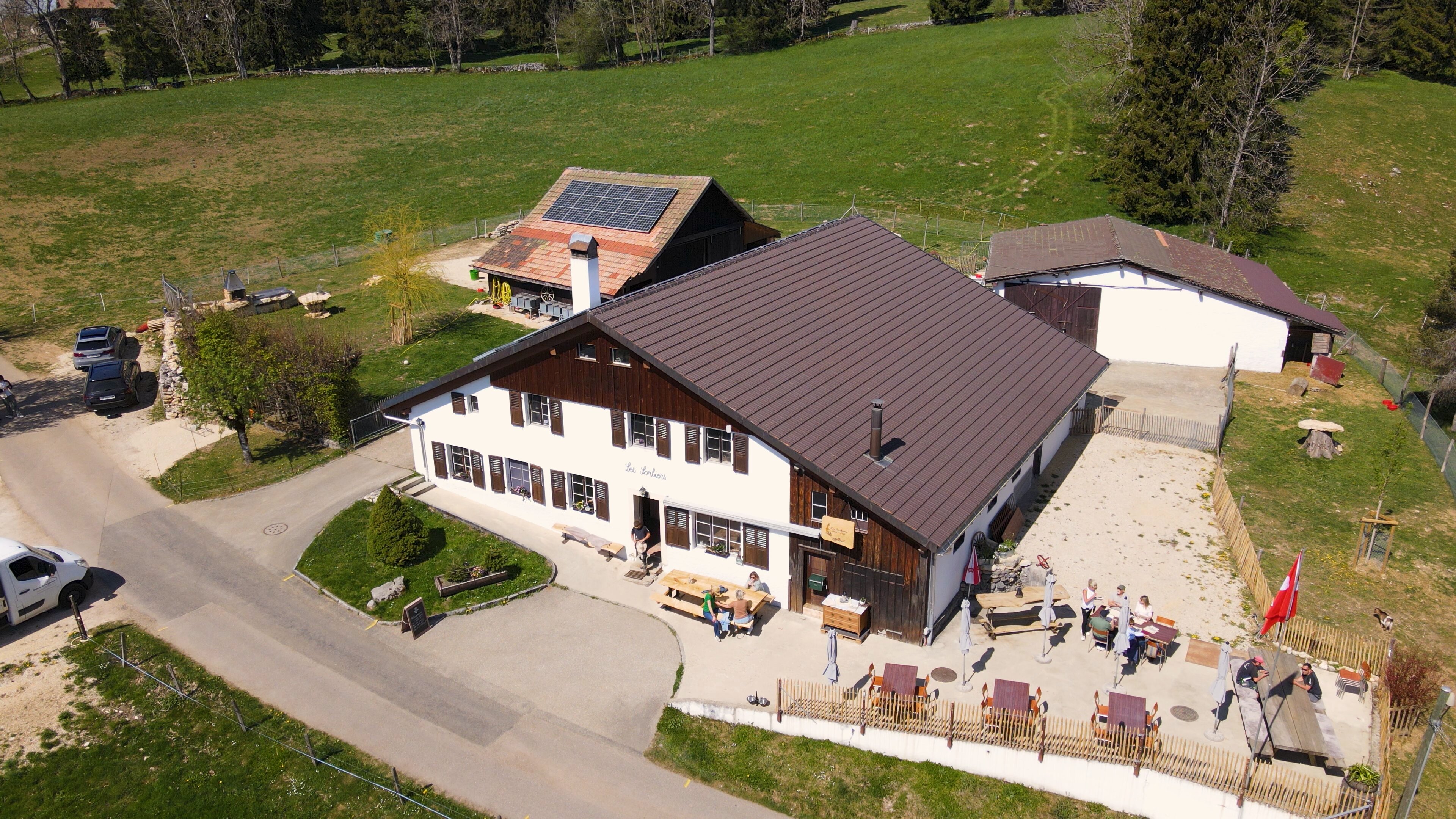 Les Sorbiers Chez la Jack — vue extérieure du restaurant de campagne à Mont-Soleil
