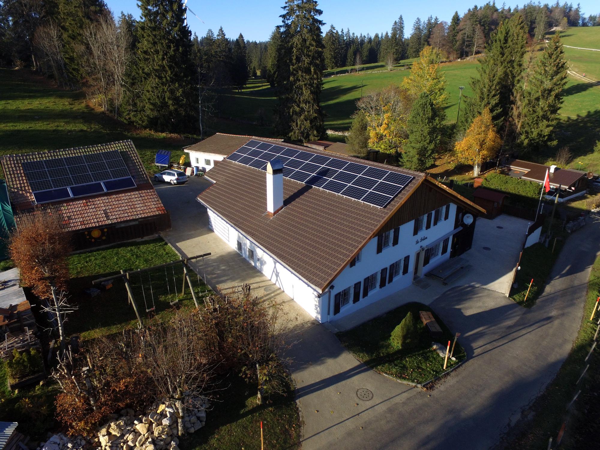 Les Sorbiers Chez la Jack — vue extérieure du restaurant de campagne à Mont-Soleil