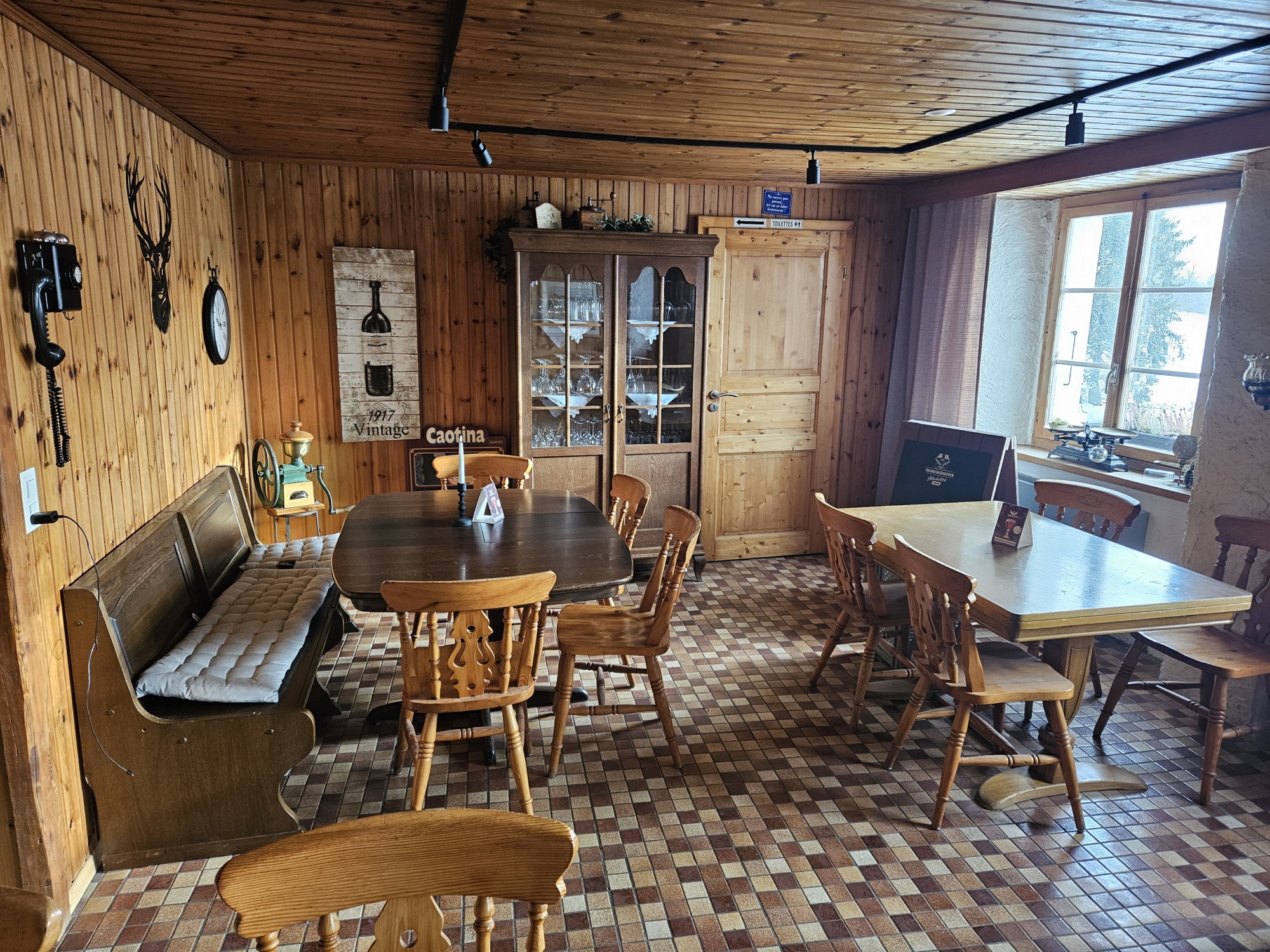 Intérieur chaleureux du restaurant Les Sorbiers Chez la Jack